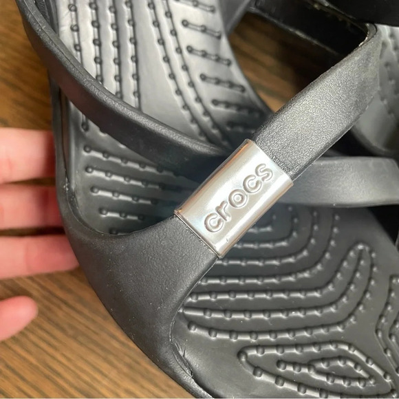 NWT Crocs Cyprus Slide Heels Strappy Sandals Black - Picture 6 of 14